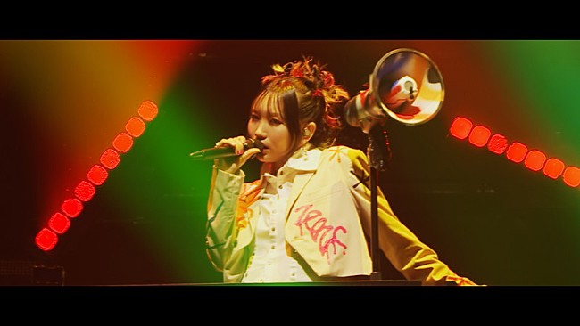 YOASOBI「YOASOBI、ZEPPツアーより「セブンティーン」ライブ映像を公開」1枚目/4