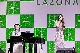 「May J.、アルバム発売記念イベントを開催　ハラミちゃんがサイプライズで登場」