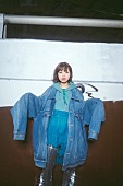 asmi「asmiのメジャー1stアルバム『リボン』、和ぬか／ハイノミの提供楽曲など収録」1枚目/2