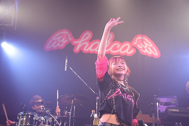 halca「＜ライブレポート＞halcaが1年ぶりフルバンド編成ライブ、フロアを熱狂の渦に」1枚目/6