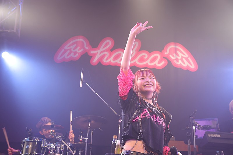 halca「＜ライブレポート＞halcaが1年ぶりフルバンド編成ライブ、フロアを熱狂の渦に」1枚目/6