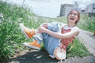 斉藤朱夏「斉藤朱夏、トレードマークのコンバースを履いた新ビジュアル公開」