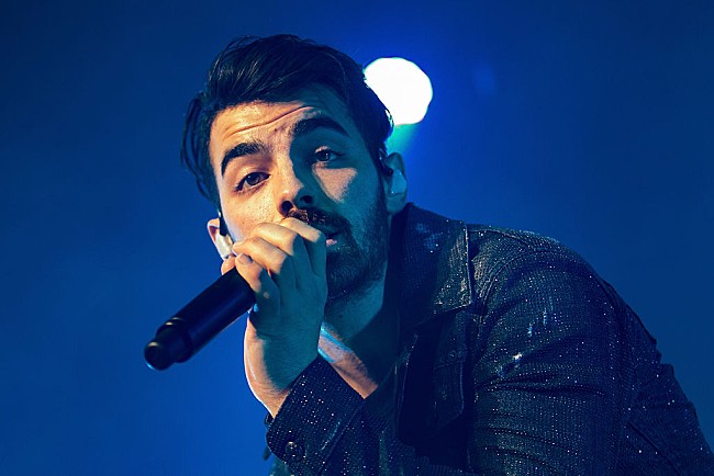 「ジョー＆ニック・ジョナス、【カンヌ国際映画祭】のチャリティ・ガラで「Cake By the Ocean」をサプライズ披露」1枚目/1