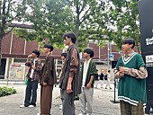 「ショート歌唱動画の総再生数1億回超え！ 13～16才の謎多き少年グループ・Wウィング 路上ライブにファン殺到」1枚目/6