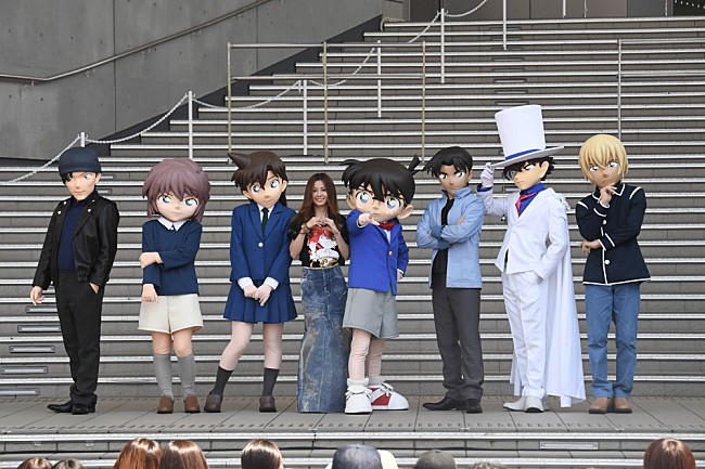 「倉木麻衣、【名探偵コナンランド】オープニングステージにキャラクターたちと参加＆歌唱」1枚目/7