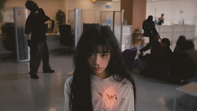 「ELAIZA、岡崎体育の提供曲「たましい」クセ強なMV公開」1枚目/2