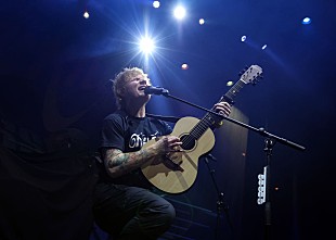 エド・シーラン「エド・シーラン、「Thinking Out Loud」の演奏にクリス・ヘムズワースがドラムで参加」