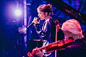 安田レイ「安田レイ、Charaや宇多田ヒカルなど名曲をカバーしたプレミアムライブ開催「何度も言わせてください。幸せです。」 」1枚目/6