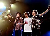 「ハリー・スタイルズ、ナイル・ホーランの公演で披露された1D楽曲に合わせてシングアロング」1枚目/1