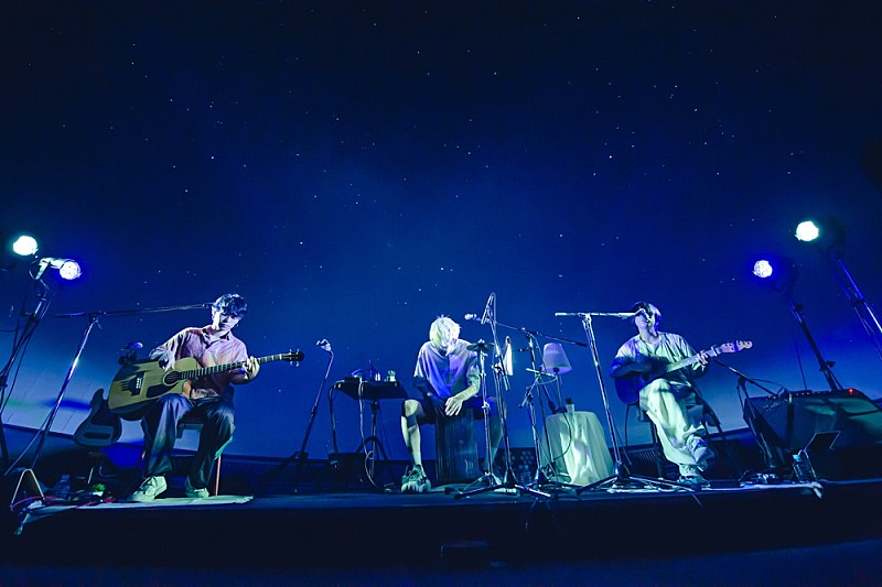 ＜ライブレポート＞おいしくるメロンパン、星空輝くプラネタリウムでFC限定ライブ開催「感謝の気持ちを音楽で返していく」 