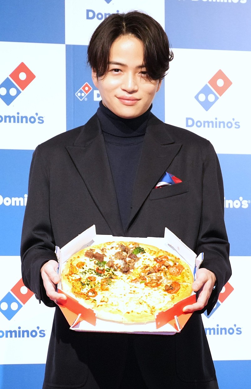 「菊池風磨、「家族や友達と分け合って食べてる」 「ドミノ・ピザ」のアンバサダ－就任に喜び」1枚目/1