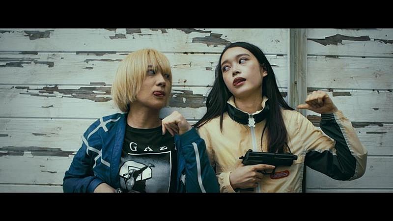 女王蜂、新曲「狂詩曲」と映画『ベイビーわるきゅーれ ナイスデイズ』のコラボレーションムービー公開