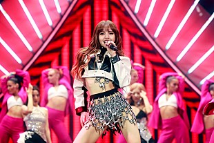 LISA「BLACKPINKのLISAが小学校の先生に、生徒たちと「Rockstar」MV制作」