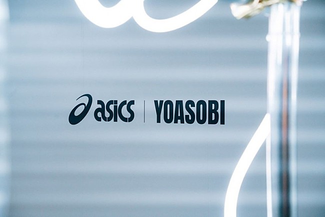 YOASOBI「【ASICS × YOASOBI “JUST A LITTLE STEP” POP-UP GALLERY】」2枚目/5