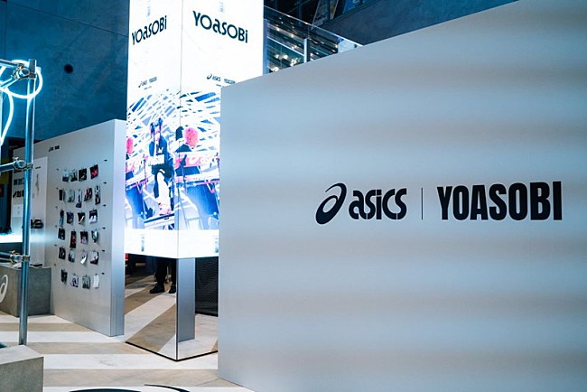 YOASOBI「【ASICS × YOASOBI “JUST A LITTLE STEP” POP-UP GALLERY】」3枚目/5