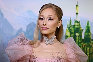 「アリアナ・グランデ、映画『ウィキッド』劇中歌「Popular」をヒップホップ風にしなかった理由が明らかに」