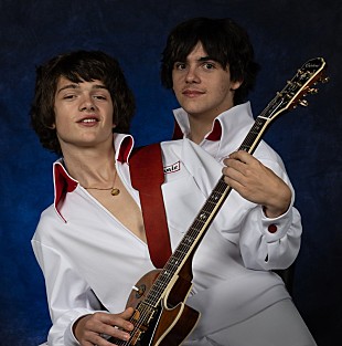 「出演者によるアートワーク再現ショット公開＆実在兄弟デュオのその後は（映画“ドリーミン・ワイルド”）」