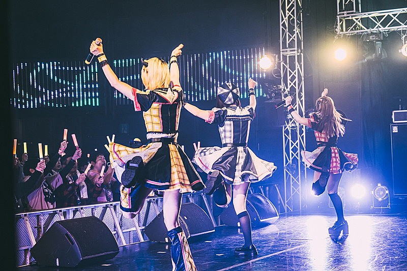 実写版『【推しの子】』本編未収録、B小町「サインはB」ライブパフォーマンス映像公開