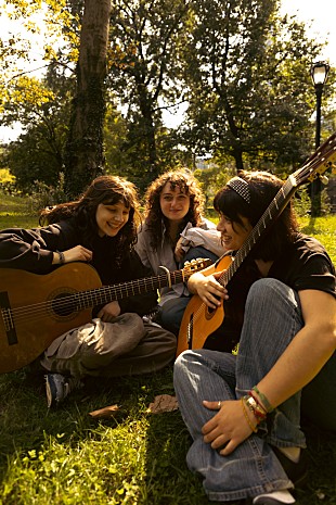 「アルゼンチン発ボッサ・ポップ・トリオ＝トリアーダ、デビュー・シングル「鵞鳥のサンバ」公開」