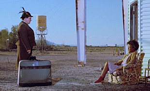 「100以上のカバーを生んだ映画『バグダッド・カフェ』の名曲「コーリング・ユー」、その制作秘話が明らかに」