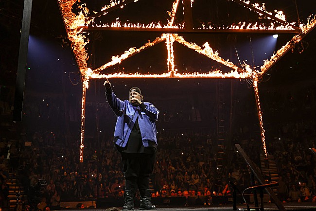 「【2024 #BBMAs】ジェリー・ロール、「I Am Not Okay」熱唱＆＜トップ・ハードロック・ソング賞＞受賞」1枚目/1