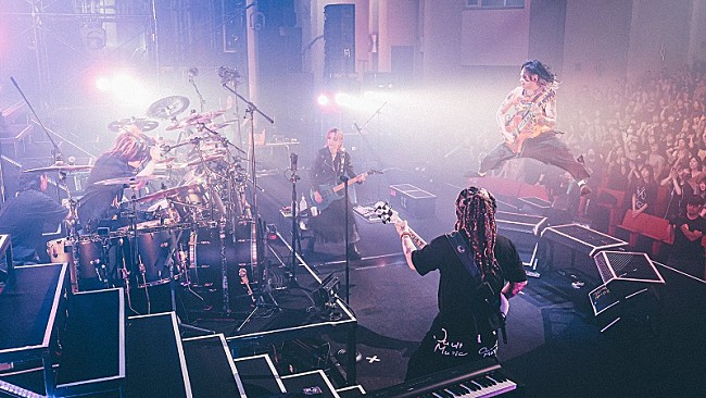 「DEZERT、hideの誕生日に「ROCKET DIVE」をカバーしたライブ映像を公開」1枚目/1