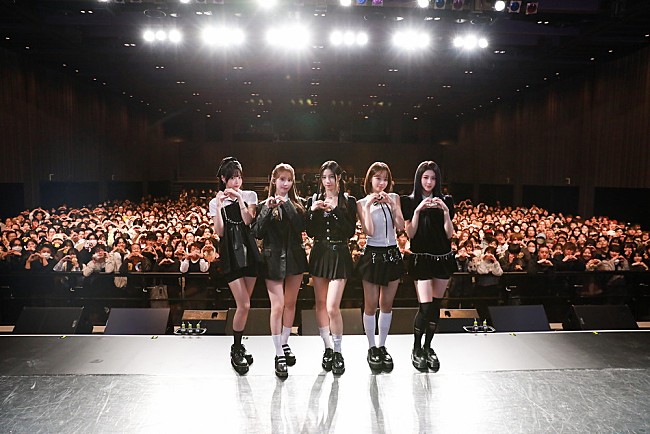 「LE SSERAFIM、FEARNOTの前で「CRAZY -Japanese ver.-」「Star Signs」披露「こんなに近くでお会いできて嬉しいです」」1枚目/7