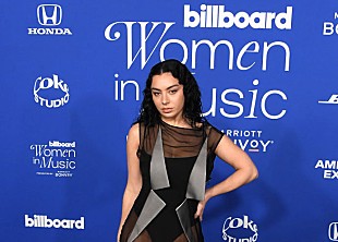 「チャーリーXCX、ナタリー・ポートマン＆ジェナ・オルテガ主演映画『The Gallerist』のキャストに加わる」