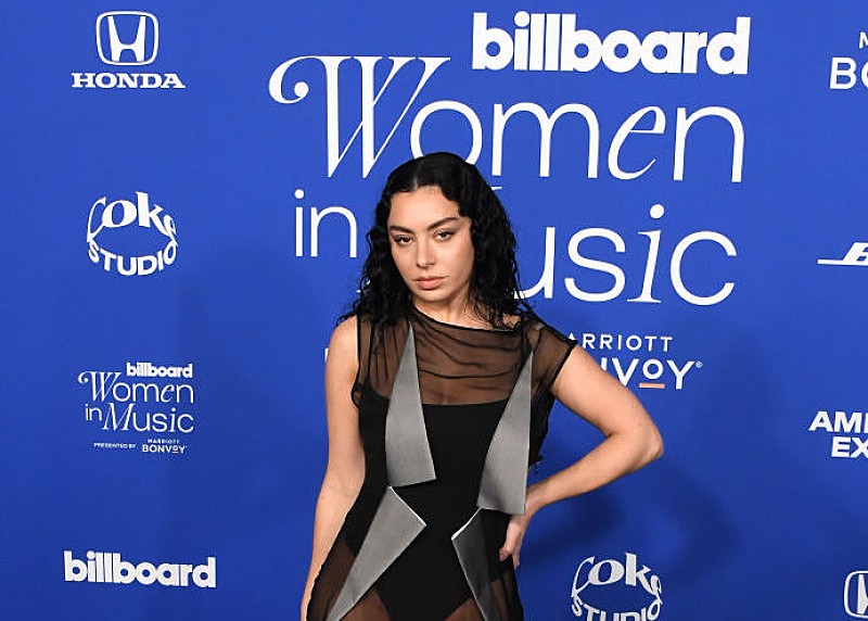 チャーリーXCX、ナタリー・ポートマン＆ジェナ・オルテガ主演映画『The Gallerist』のキャストに加わる 