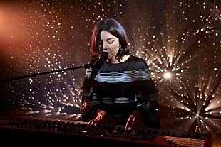 「グレイシー・エイブラムス、『SNL』デビューで 「That’s So True」と「I Love You, I’m Sorry」を披露」