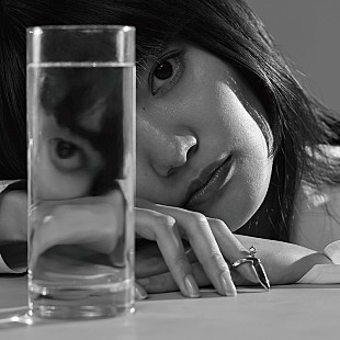 「由薫、新曲「Feel Like This」ライブ映像フルバージョン公開」