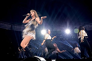 「テイラー・スウィフト、友人と家族が【The Eras Tour】をテーマにした盛大なサプライズ誕生日パーティーを企画」