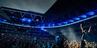 「コンサート映画『ブラー：ライヴ・アット・ウェンブリー・スタジアム』より「Girls &amp; Boys」の映像公開」