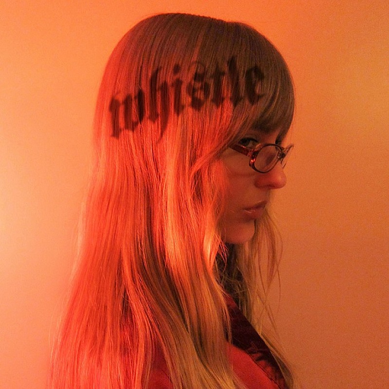 マネスキンのヴィクトリア、2025年第1弾シングル「ホイッスル」公開