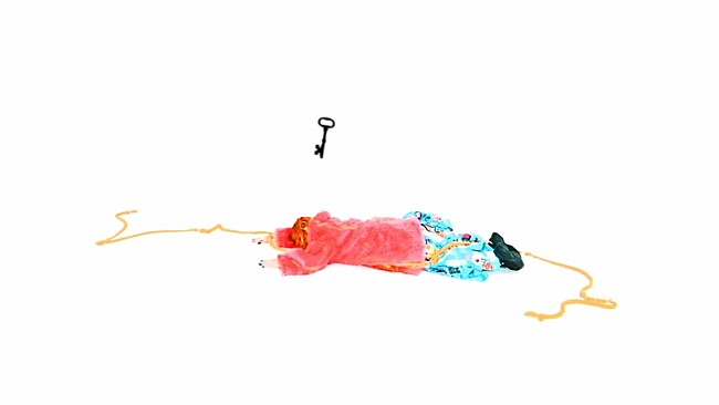 「『Secret March / カメレオン・ライム・ウーピーパイ：Official Music Video』」4枚目/5