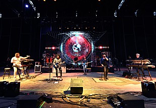 「TOTOのスティーヴ・ルカサー、ウィーザーが「Africa」をカバーした意図を疑問視」