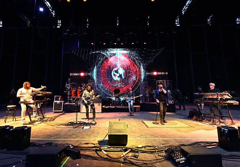 TOTOのスティーヴ・ルカサー、ウィーザーが「Africa」をカバーした意図を疑問視 