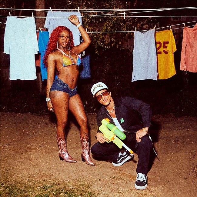 「ブルーノ・マーズ＆セクシー・レッド、コラボ曲「Fat Juicy &amp; Wet」公開　MVにレディー・ガガ＆ロゼも出演」1枚目/2