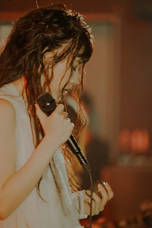 「＜ライブレポート＞さらさ、初のビルボードライブ公演　バンドセットで届けた特別な一夜」