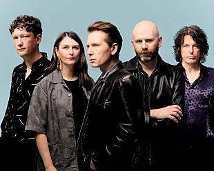 「フランツ・フェルディナンド、「Hooked」のメキシコシティでのパフォーマンス映像公開」