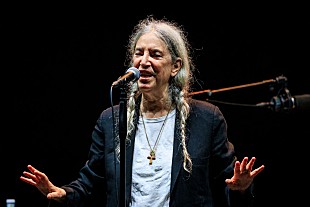 「パティ・スミス、ブラジルのステージ上で倒れた理由を“片頭痛後の目まい”と説明し無事を報告」