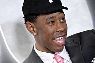 「タイラー・ザ・クリエイター、マーチング・バンドに参加しボクシング・グローブを装着する「Sticky」MVティーザー公開」