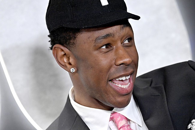 「タイラー・ザ・クリエイター、マーチング・バンドに参加しボクシング・グローブを装着する「Sticky」MVティーザー公開」1枚目/1