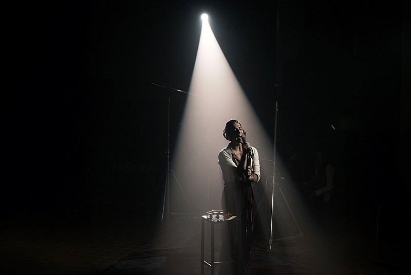 マネスキンのダミアーノ・デイヴィッド、ローマで撮影した「ナッシング・ブレイクス・ライク・ア・ハート」MV公開