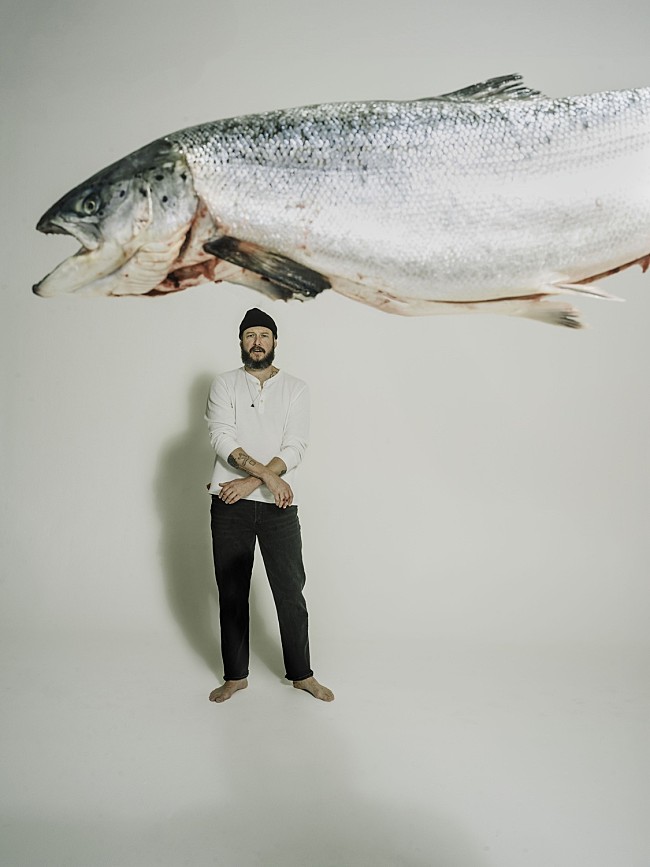 「ボン・イヴェール、「Everything Is Peaceful Love」MV公開」1枚目/2