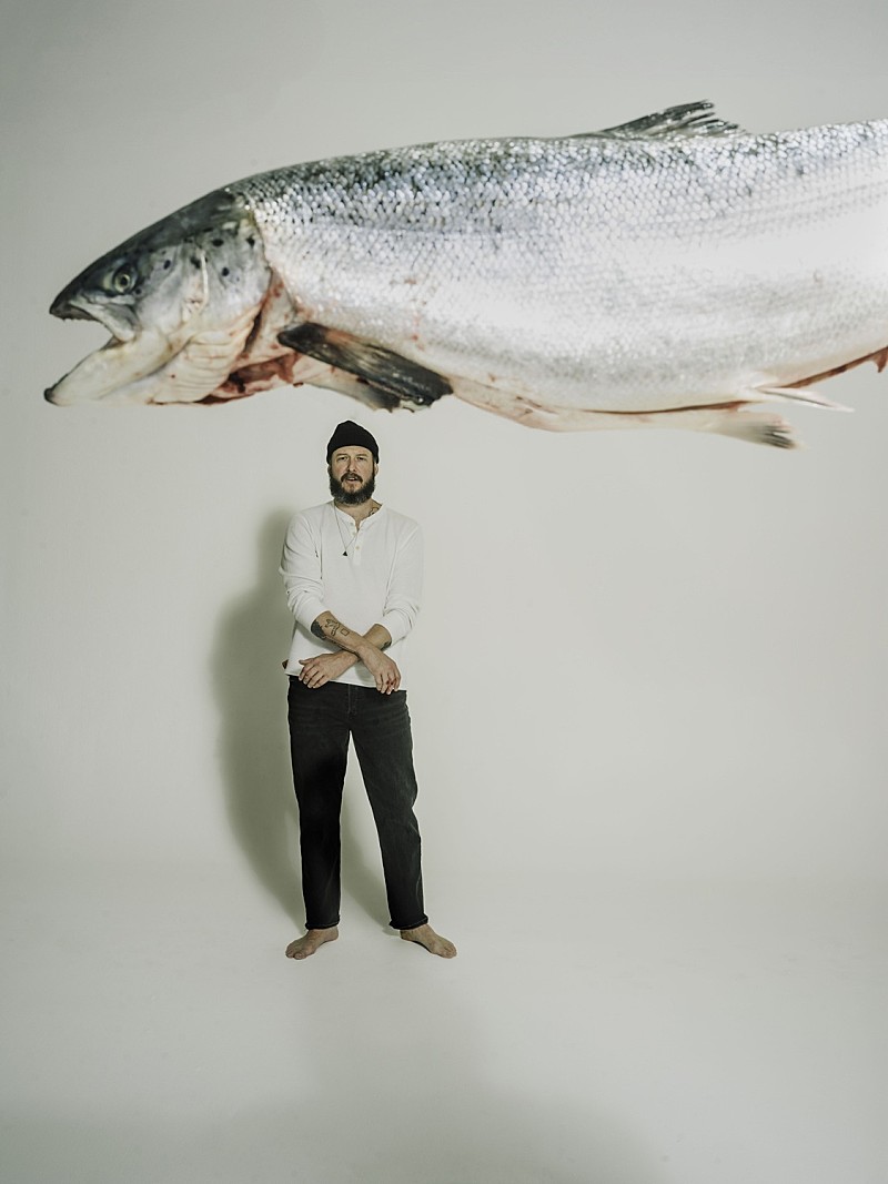 「ボン・イヴェール、「Everything Is Peaceful Love」MV公開」1枚目/2