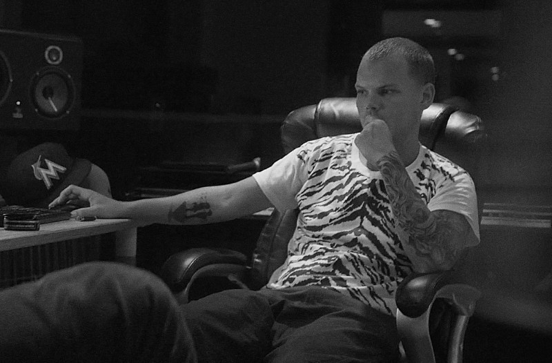 故アヴィーチー、「Forever Yours」のパフォーマンス・ビデオ公開