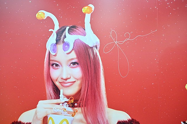 「【マクドナルド GALAXY展】にサプライズ登場したXGのサイン」7枚目/38