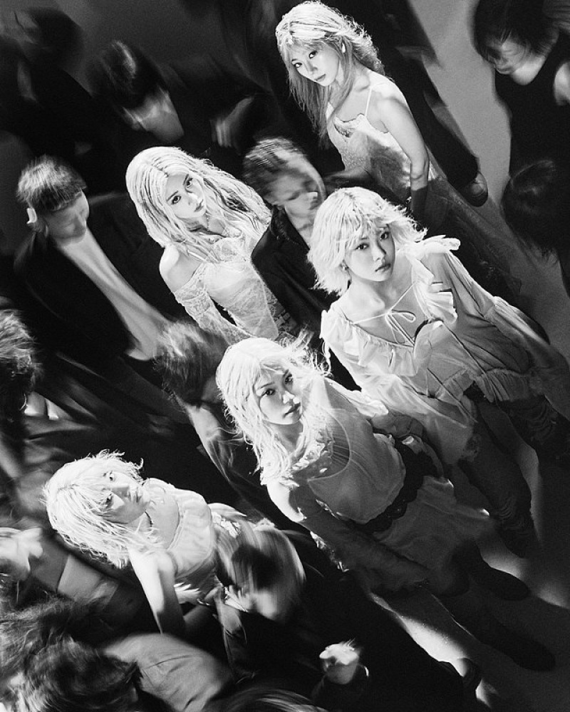 LE SSERAFIM、モノクロで“熱さ”を表現したコンセプトフォト「DRENCHED VETIVER」公開