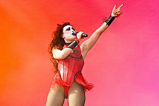 「チャペル・ローン、象徴的な衣装がLA山火事救済チャリティ・オークションで約1,300万円で落札」